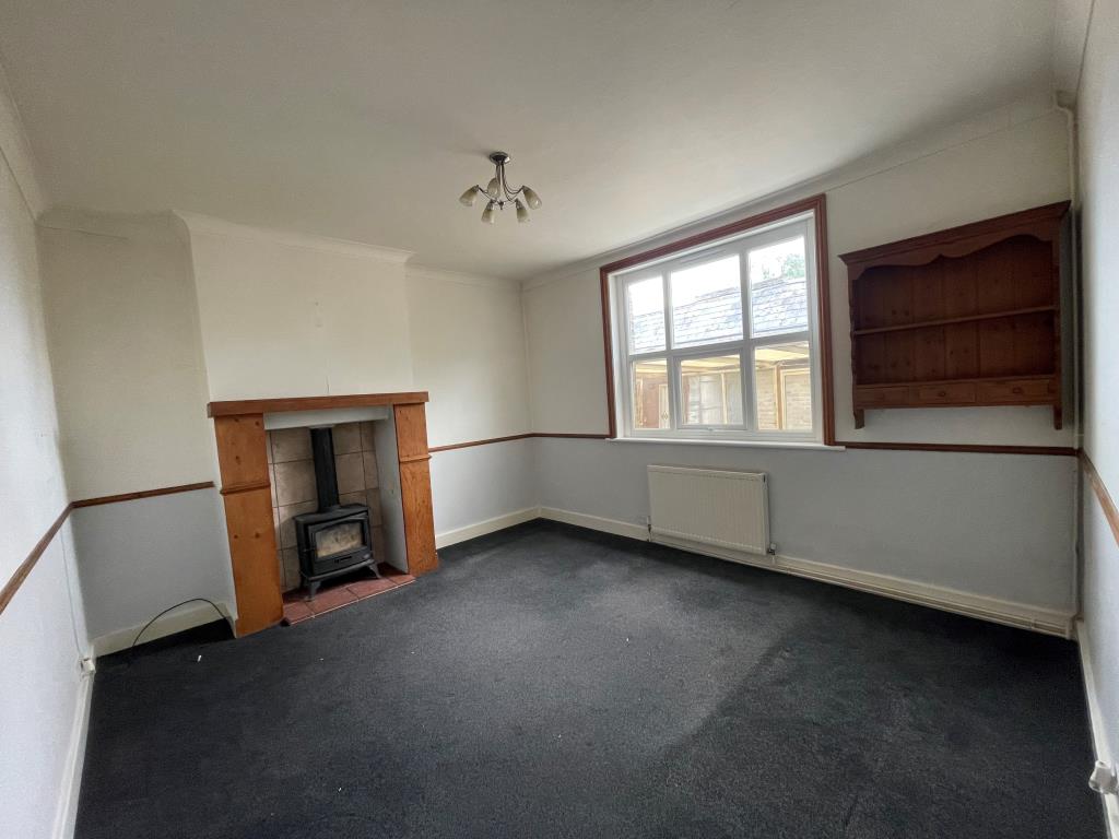 Lot: 10 - THREE-BEDROOM SEMI IN RURAL LOCATION - Living room
